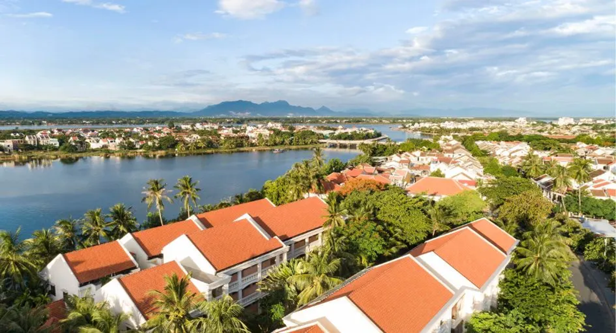 anantara-hoi-an-resort-noi-bat-voi-ve-dep-tinh-te-ben-dong-song-thu-bon