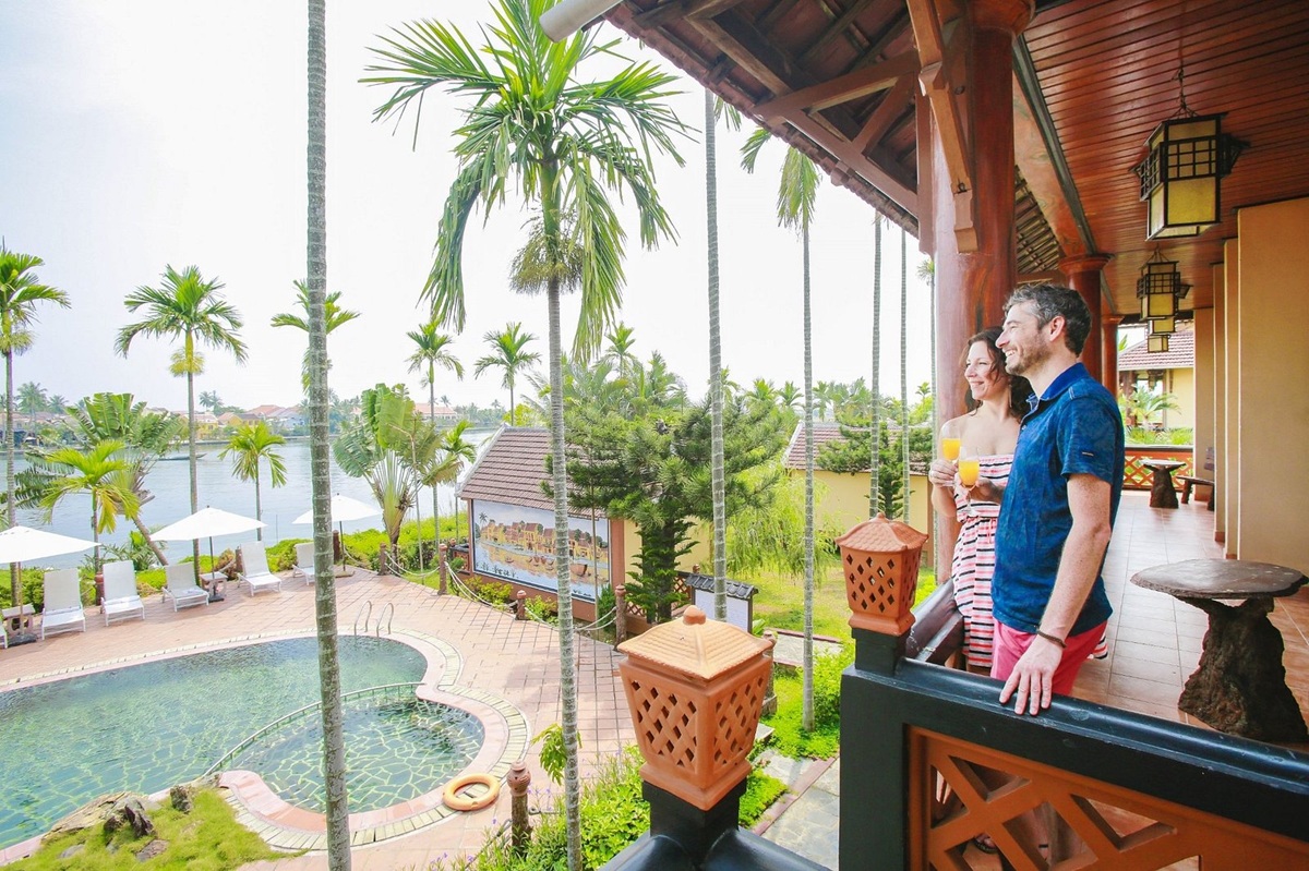 pho-hoi-riverside-homestay-mang-den-khong-gian-ven-song-moc-mac-va-binh-yen
