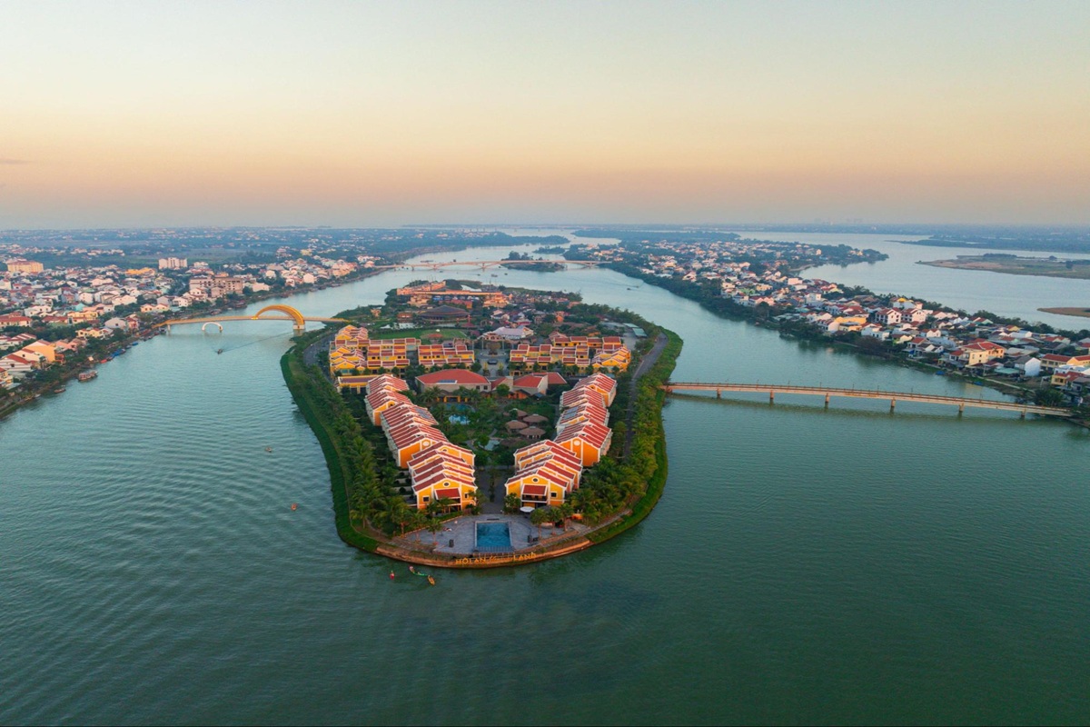 Hội An Memories Resort & Spa nổi bật với sắc vàng của kiến trúc và không gian mướt