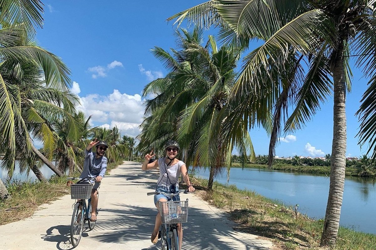 cycling-around-the-countryside-is-an-equally-exciting-experience-for-couples