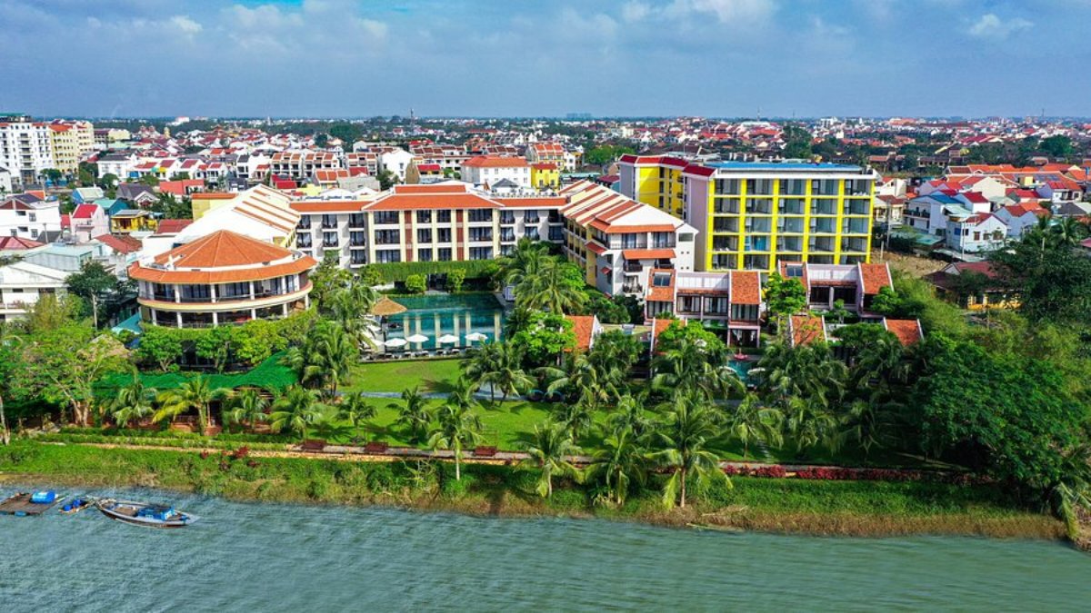 infinity-pool-facing-the-thu-bon-river-with-a-romantic-old-town-view