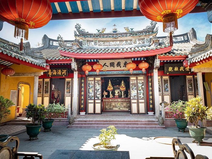 Cantonese Assembly Hall stands out with ceramic reliefs and a sacred space dedicated to Guan Yu