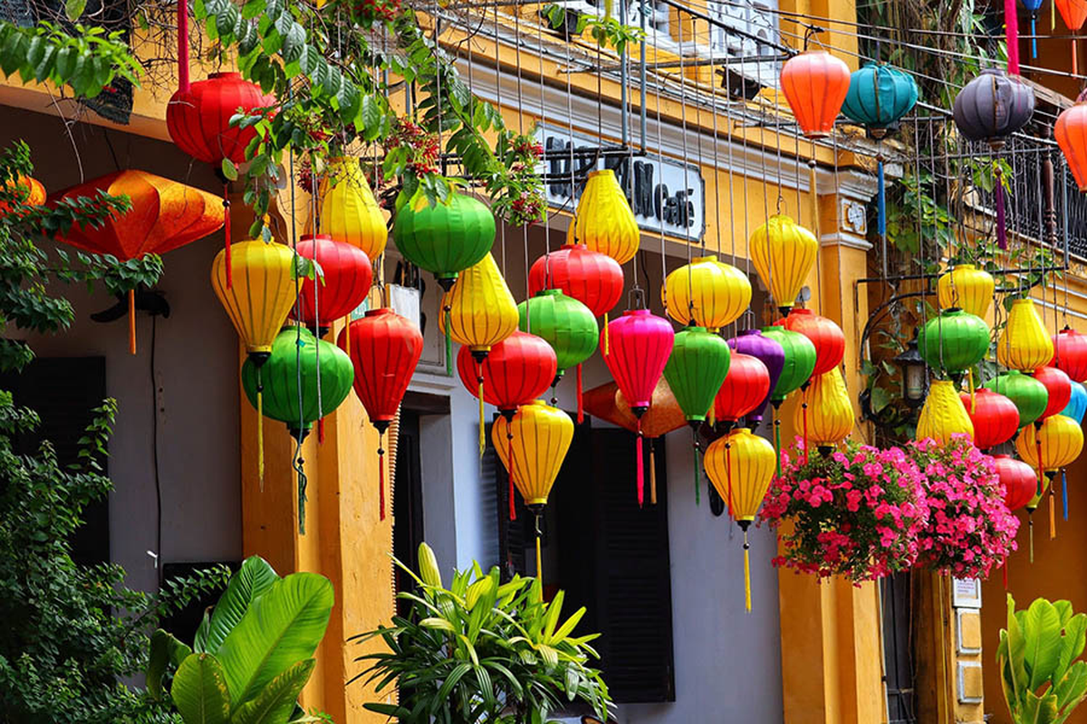 Dạo phố và check in tường vàng truyền thống tại Hội An