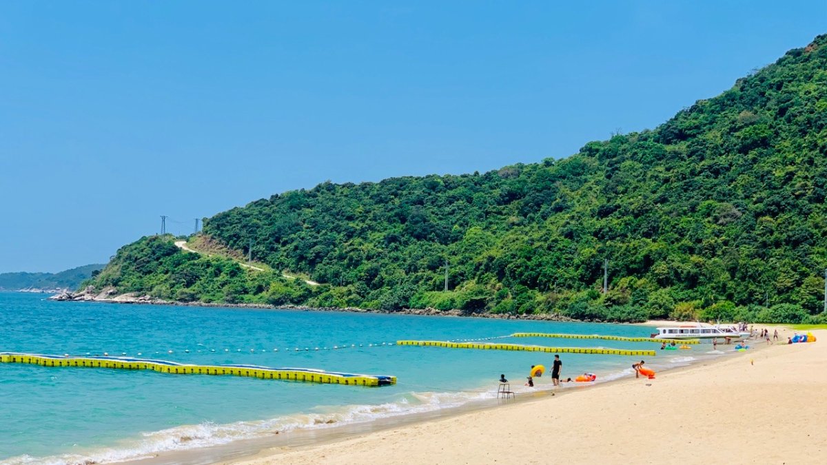 Bãi Ông sở hữu làn nước xanh trong, bãi cát rộng và không gian biển đảo yên bình, là điểm dừng chân lý tưởng khi khám phá Cù Lao Chàm