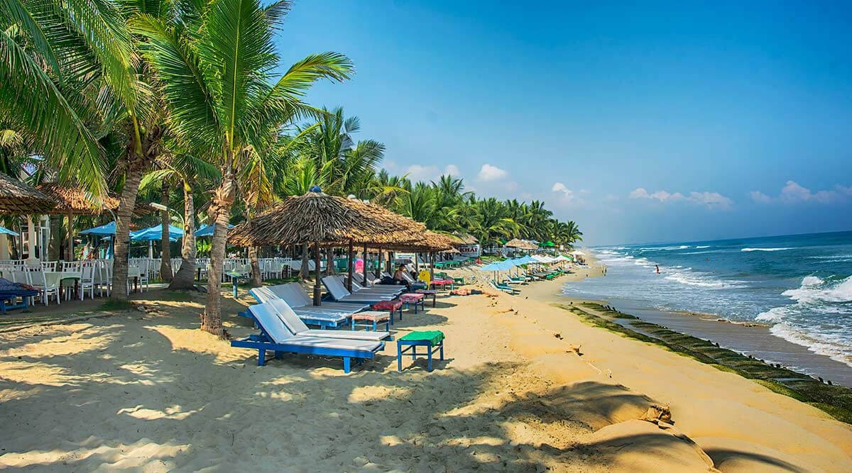 Biển Cửa Đại gây ấn tượng với không gian rộng thoáng, bãi cát dài và vị trí gần phố cổ Hội An