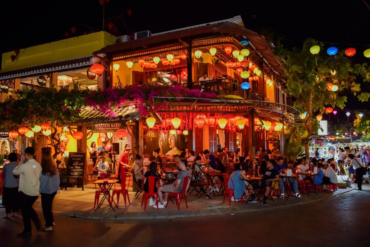 Các món ăn vặt tập trung tại chợ đêm Hội An
