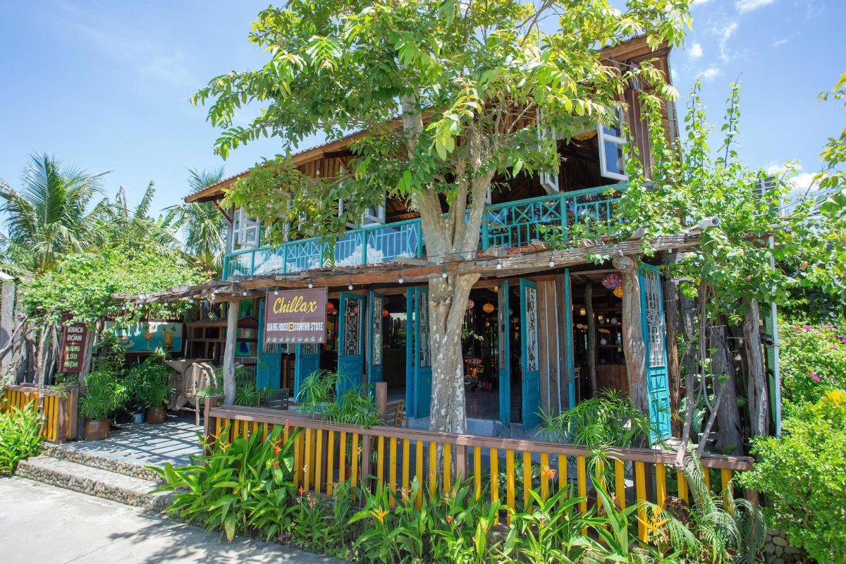 Chic Chillax stands out with wide rice fields and rustic Hoi An-style decor corners