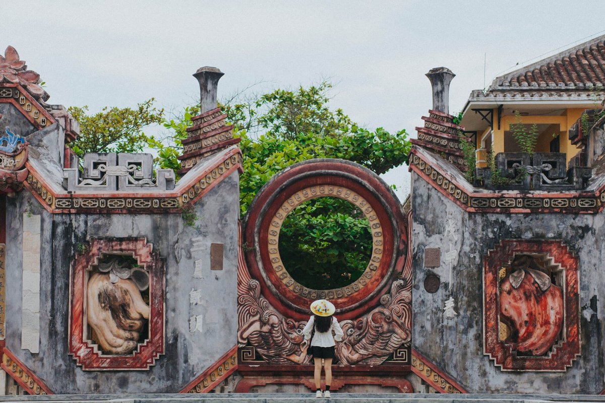 Cổng Tam Quan chùa Bà Mụ với kiến trúc đối xứng ấn tượng