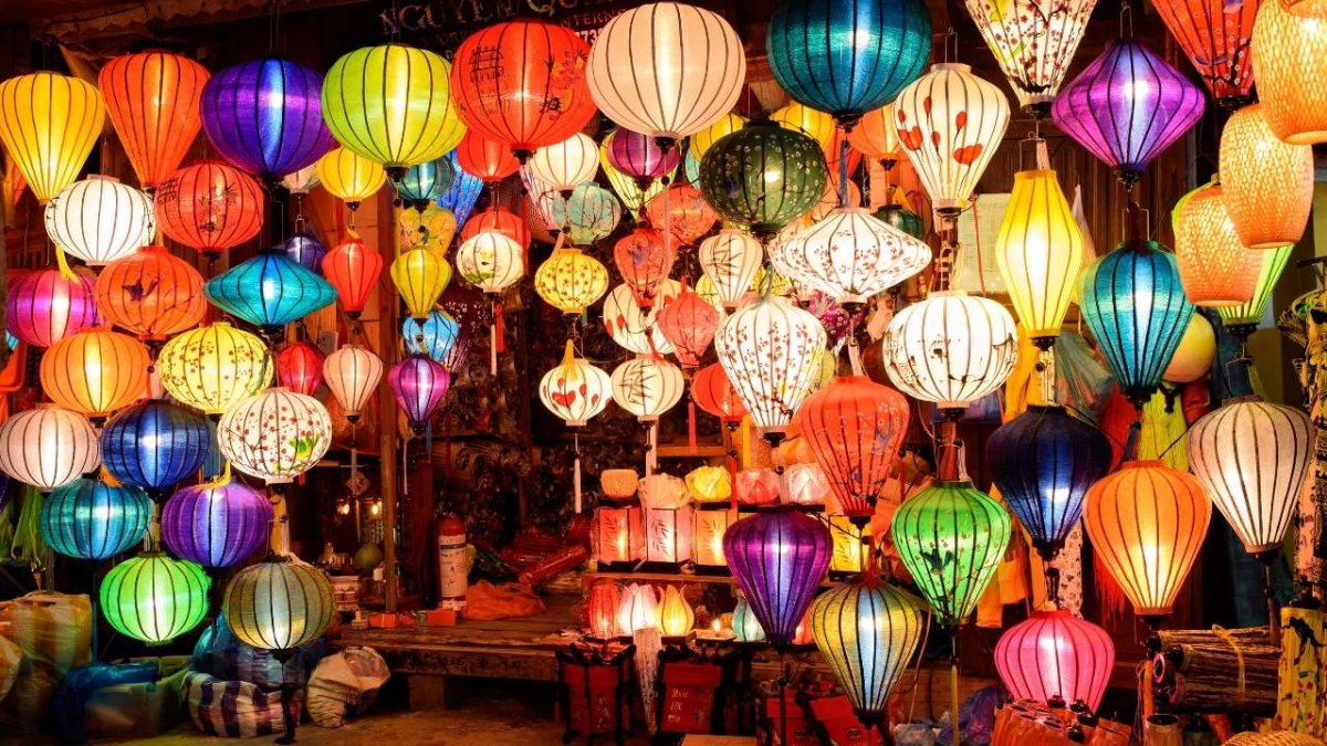 Đèn lồng luôn là lựa chọn quen thuộc của nhiều du khách khi ghé phố Hội