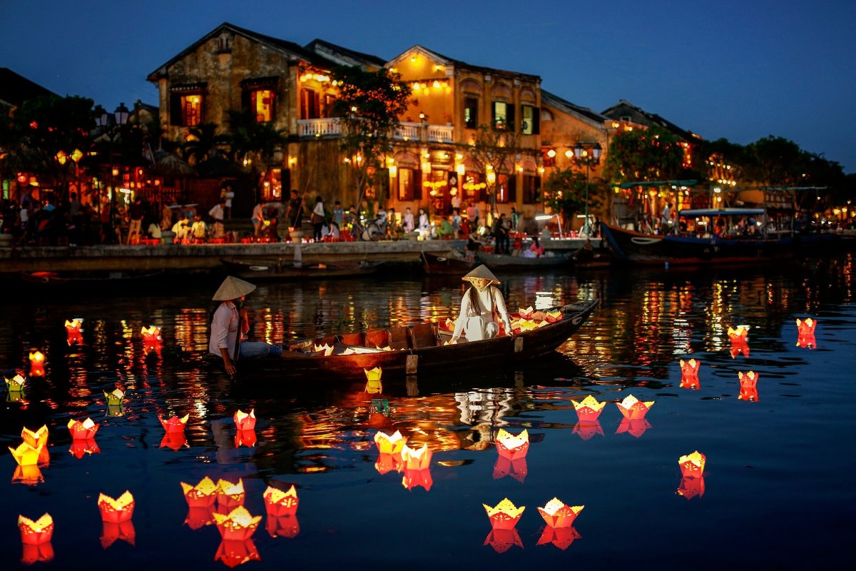 Experiencing boat trips and releasing lanterns on the Hoai River.