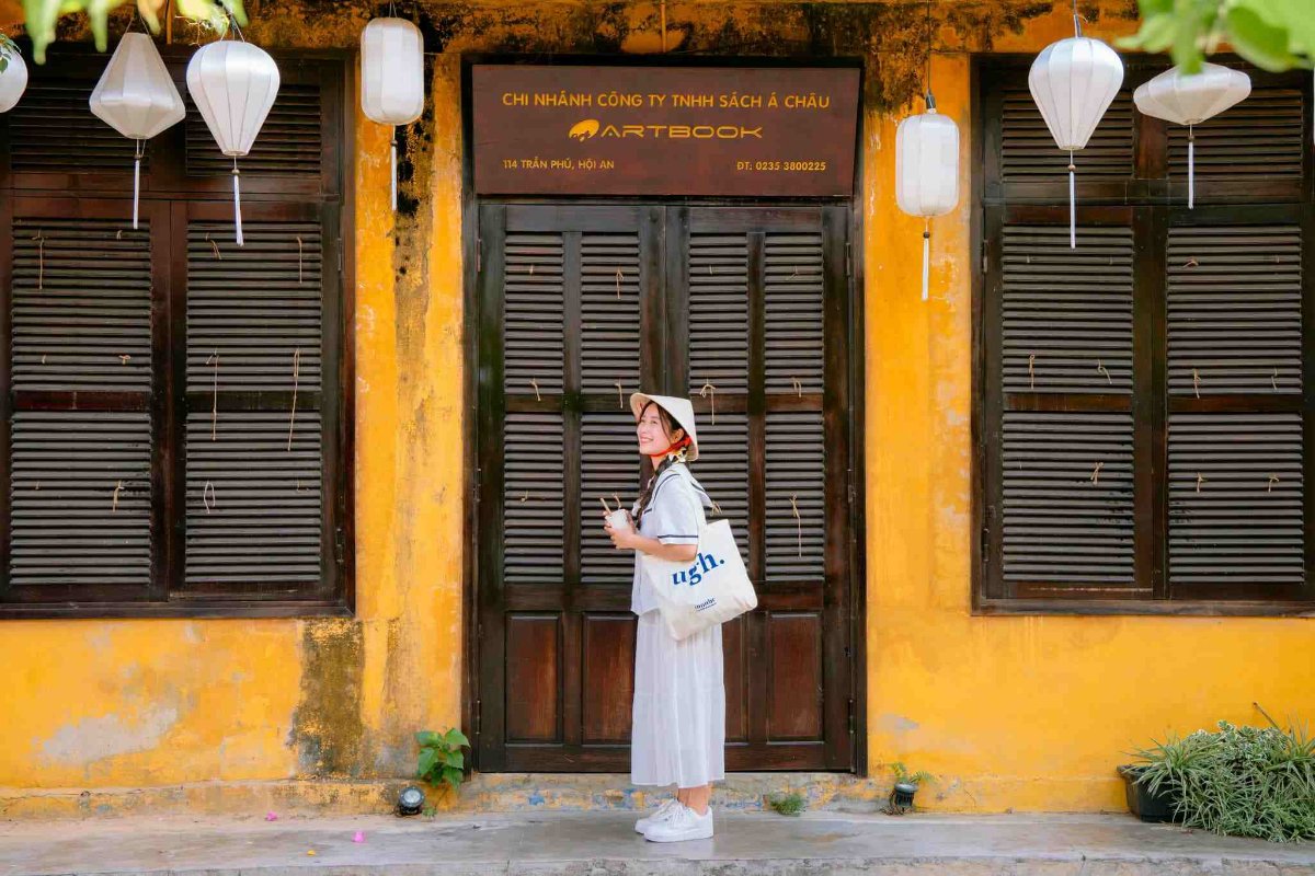 Góc tường vàng đặc trưng – background check in Hội An quen thuộc