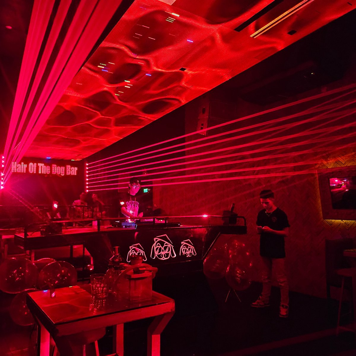 Không khí nightclub sôi động tại Hair Of The Dog luôn thu hút đông đảo du khách trẻ về đêm