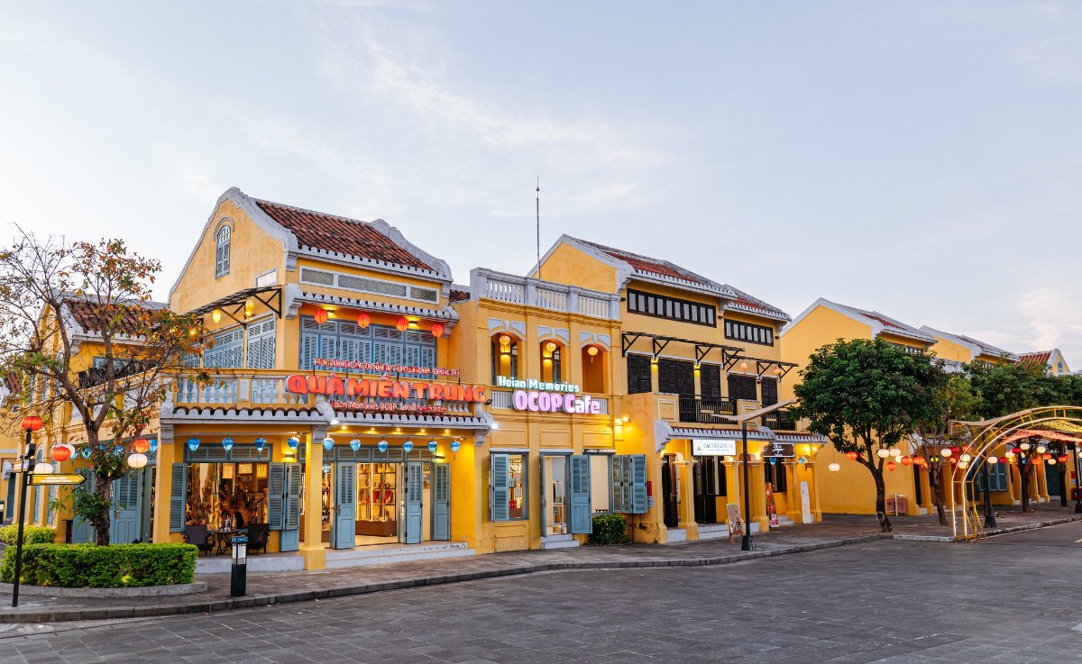 Khu phố thương mại tại Đảo Ký Ức Hội An – nơi du khách chọn mua những món quà lưu niệm mang đậm dấu ấn phố Hội.