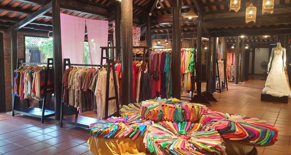 Khu trưng bày trang phục cổ tại làng Lụa Hội An
