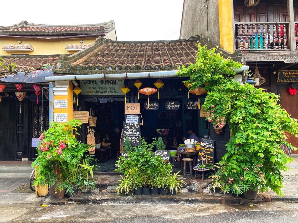 Mót Hội An gây ấn tượng với không gian xanh mát và trà thảo mộc sả chanh đặc trưng của phố cổ