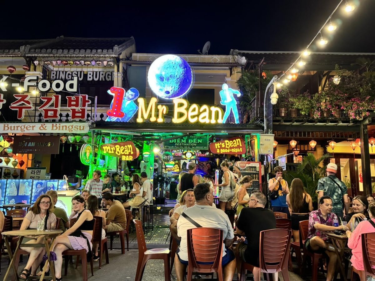 Mr. Bean Bar is a familiar hangout for many young travelers on An Hoi Island