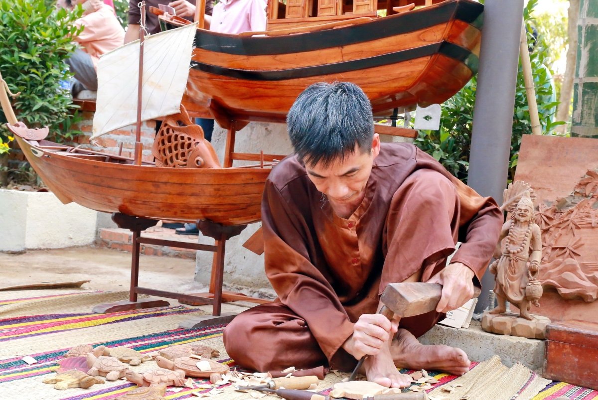 Nghệ nhân chạm khắc gỗ tại làng nghề mộc Kim Bồng