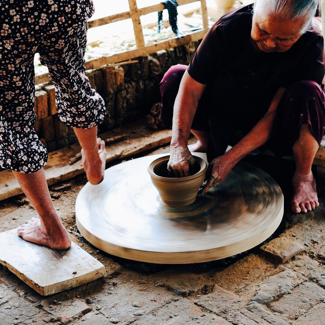 Nghệ nhân chuốt gốm thủ công bằng đôi tay tại làng gốm Thanh Hà