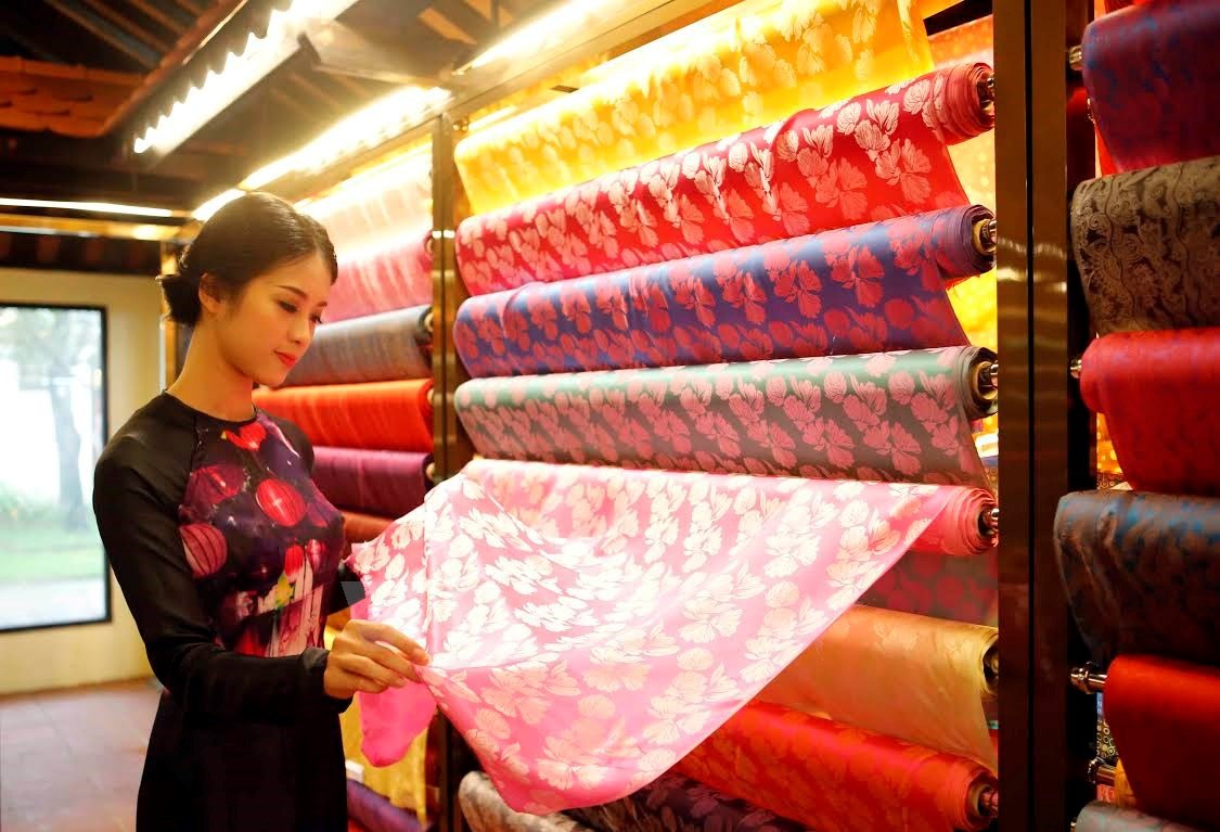 Những tấm lụa được dệt với họa tiết tinh xảo tại Làng Lụa Hội An
