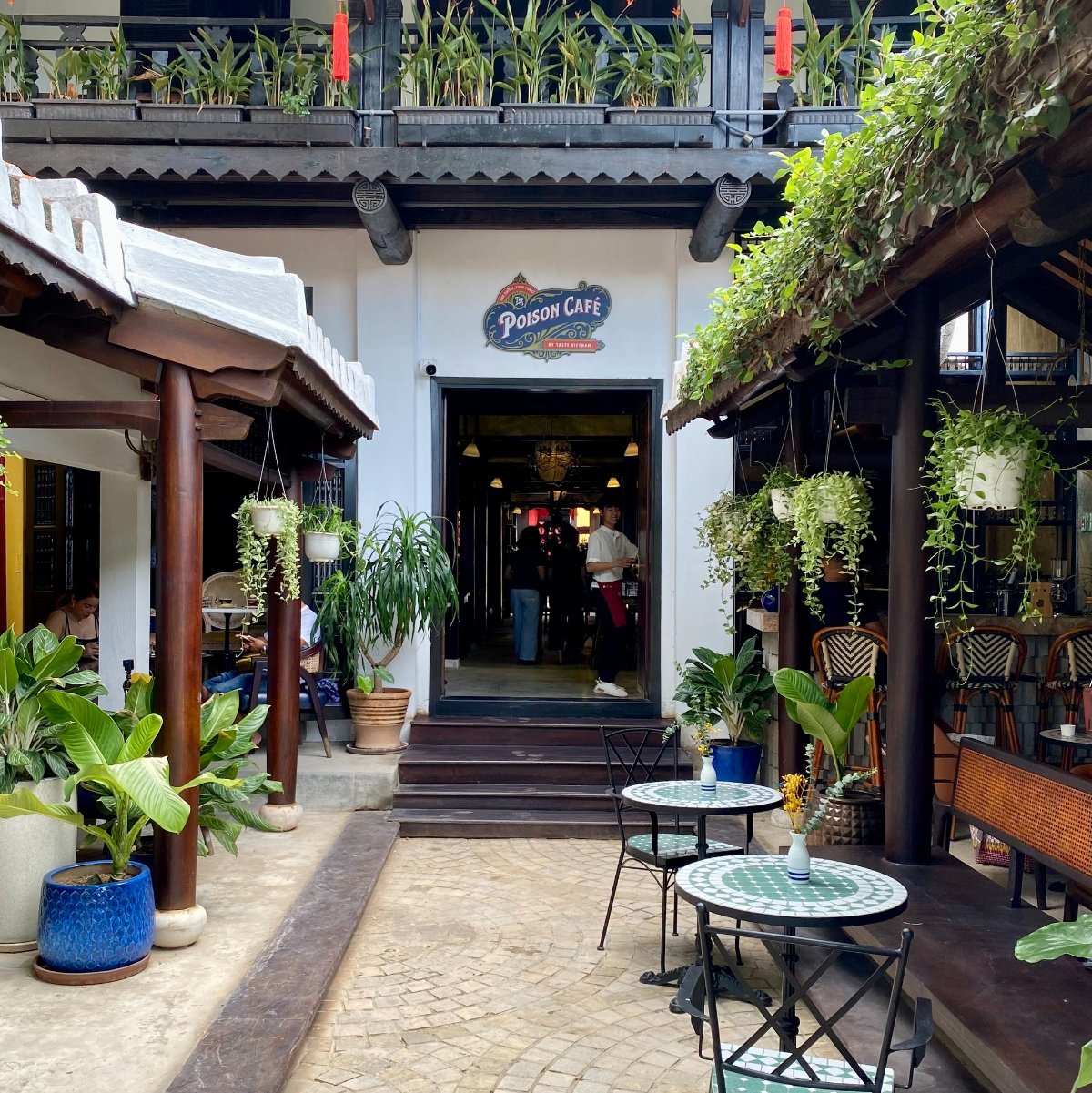 POISON CAFÉ stands out with its green space and unique herbal coffee experience