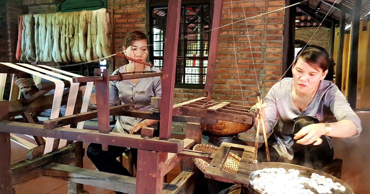 Quy trình dệt lụa trực tiếp từ con tằm được thực hiện bởi các nghệ nhân lành nghề