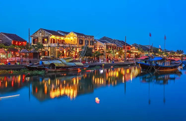Sự kết hợp từ dòng sông Hoài cùng ánh đèn lông lung linh tạo nên khung cảnh huyền ảo