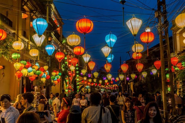 Sự kết hợp từ dòng sông Hoài cùng ánh đèn lông lung linh tạo nên khung cảnh huyền ảo