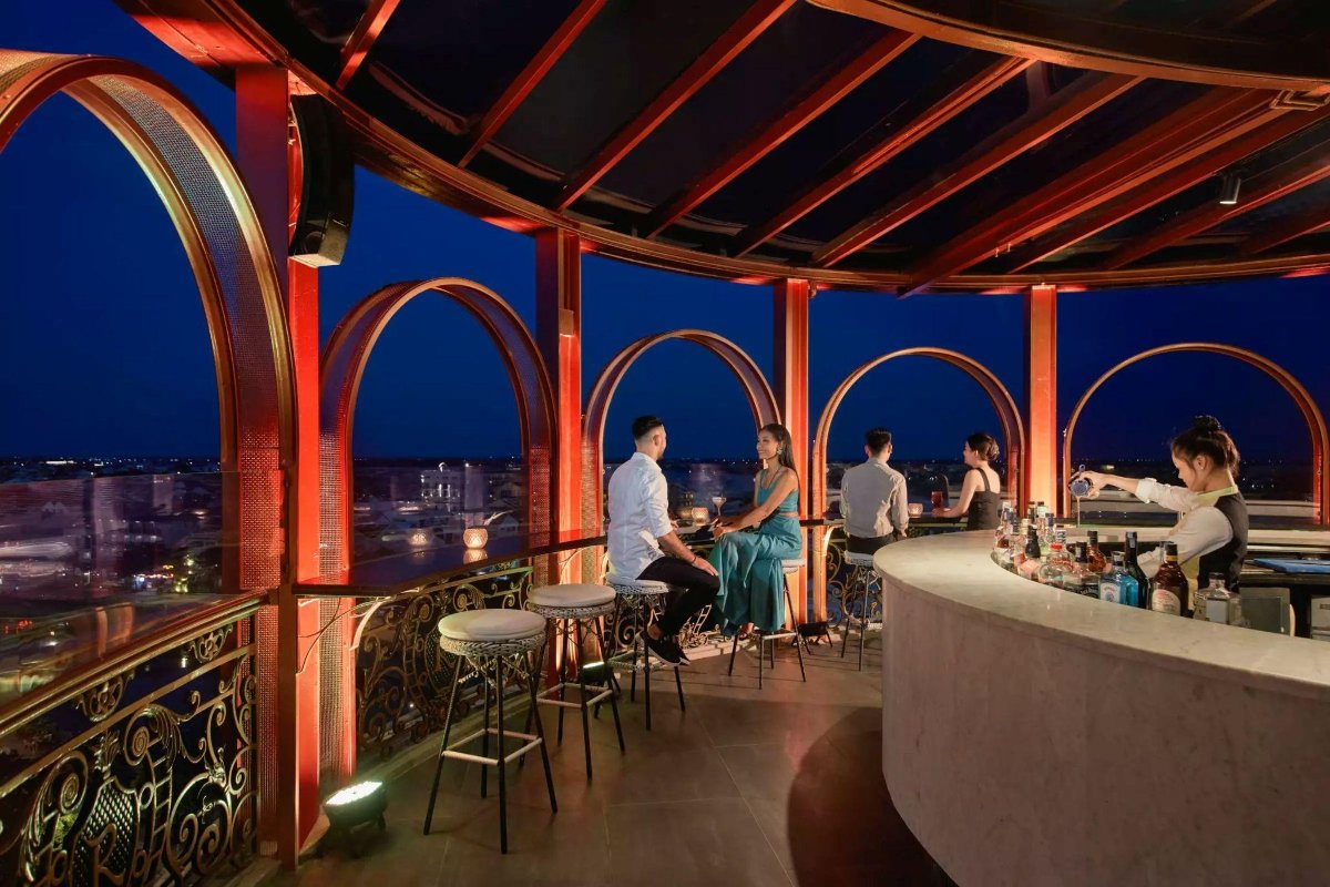 The Deck Hoi An stands out with its elegant rooftop space and open views of the old town and Hoai River at night