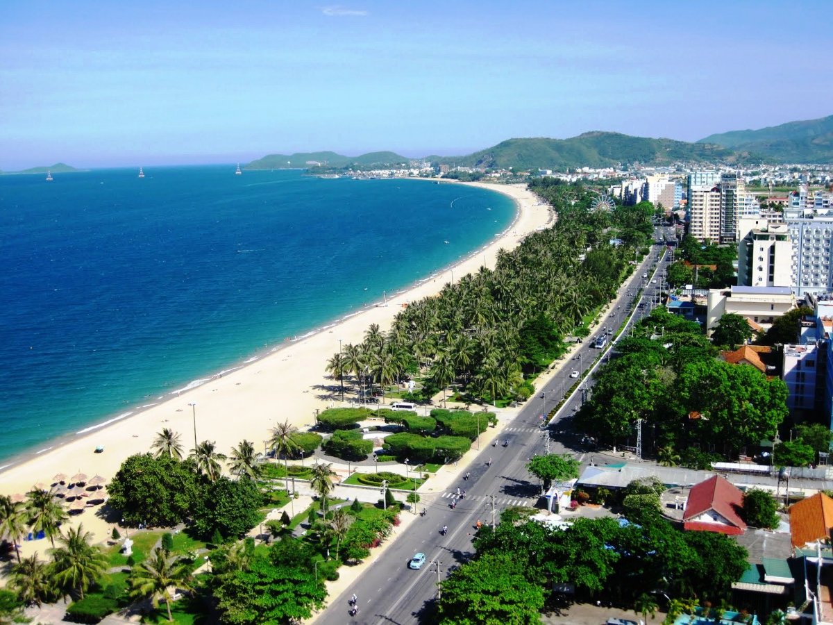 The distance from Da Nang to Hoi An is about 30 km, making it perfect for a short day trip or a relaxing road trip