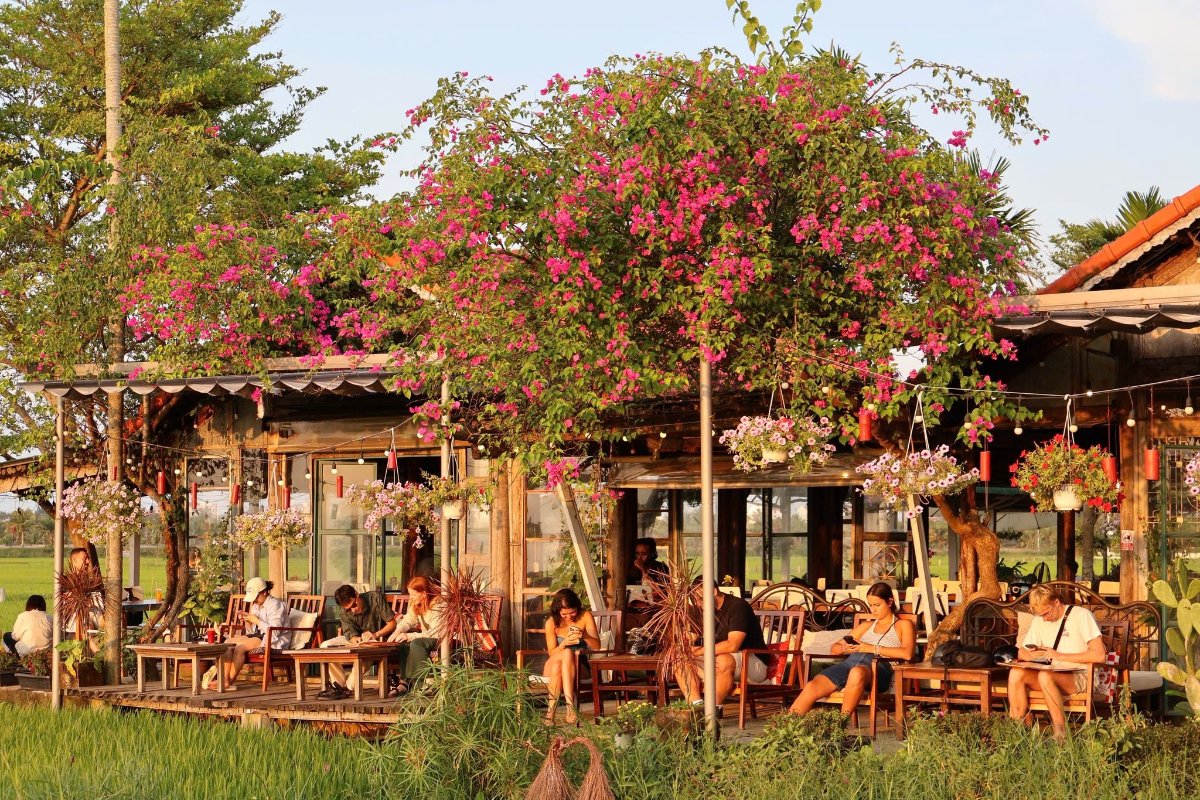 The open space among the rice fields at Roving ChillHouse creates a relaxing feeling close to nature