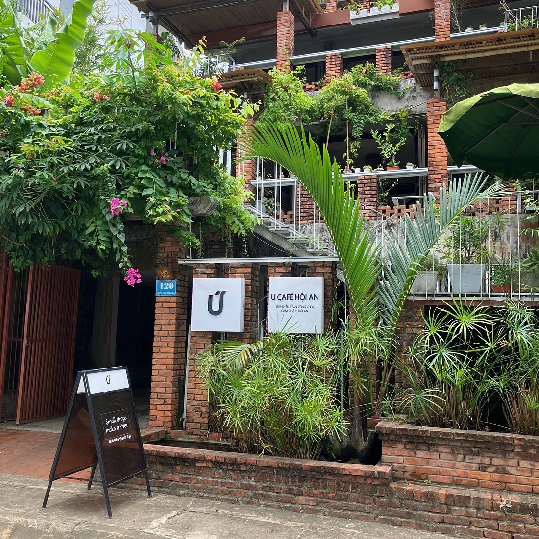 U Cafe Hội An gây ấn tượng với kiến trúc gạch mộc, cây xanh bao quanh và không gian yên tĩnh gần thiên nhiên