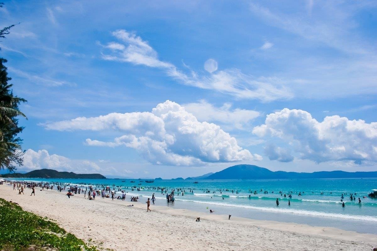 Với bãi cát trắng trải dài và làn nước xanh trong, Biển An Bàng luôn mang đến không khí sôi động và nhộn nhịp cho du khách mỗi dịp hè