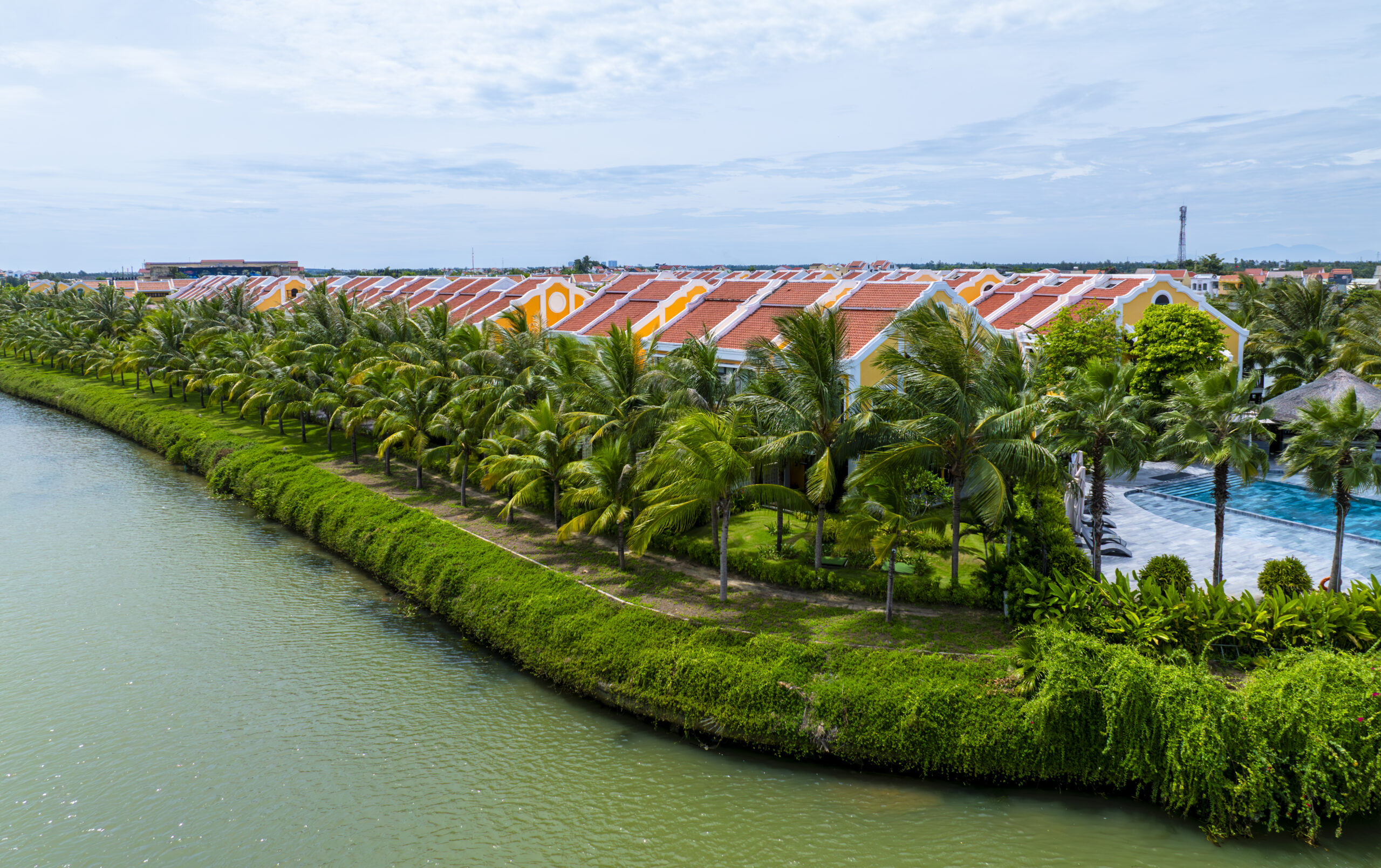 Không gian nghỉ dưỡng của Hoi An Memories Resort & Spa khai thác sự hài hòa giữa kiến trúc, cảnh quan và nhịp sống đặc trưng của Hội An.