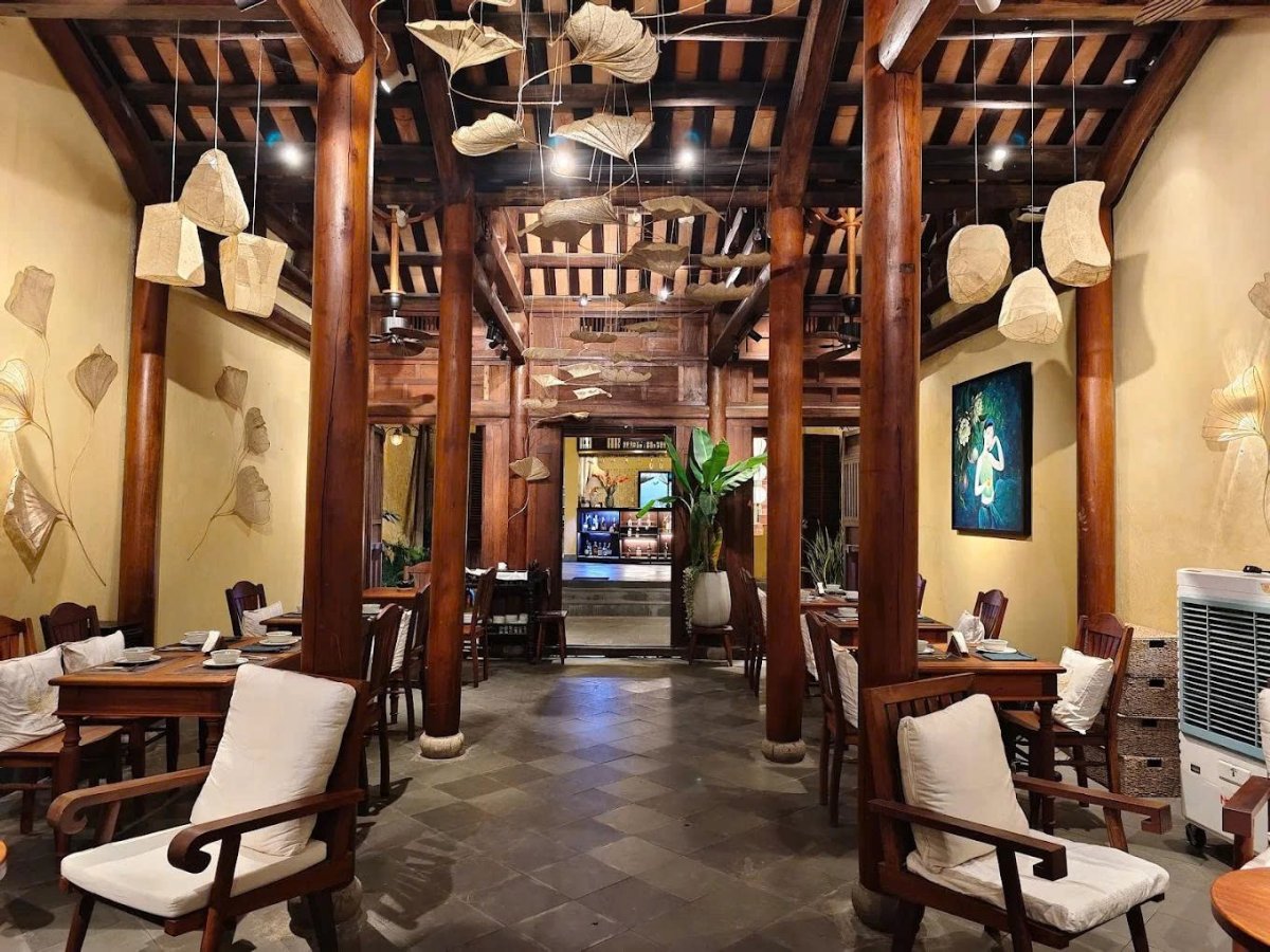 LaQue Restaurant & Coffee offers a cool, pleasant, and relaxing atmosphere
