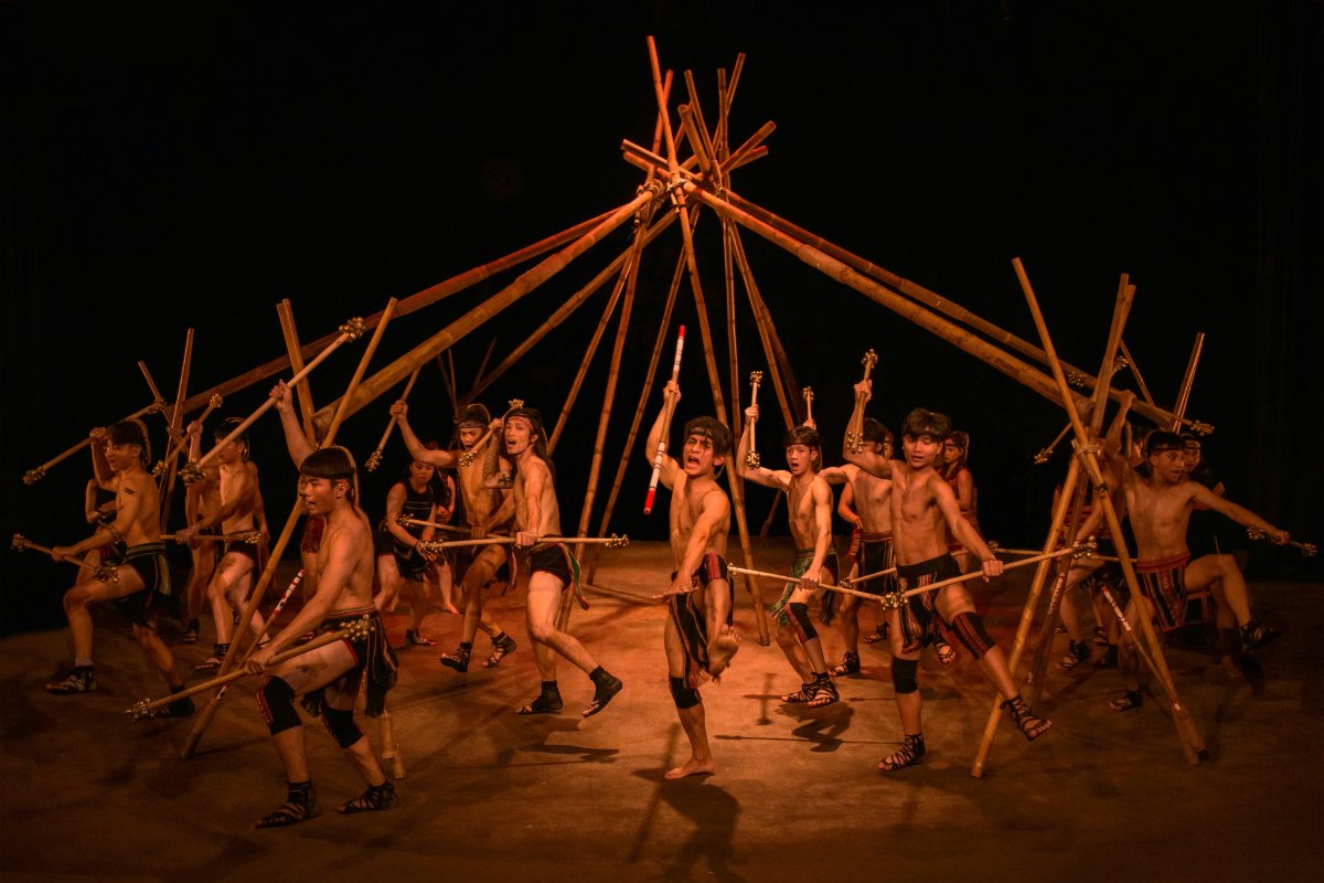 Lune Production combines contemporary performance art with traditional music and expressive movement.