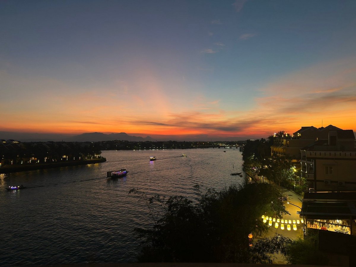 Lymen Rooftop Cocktail & Wine Bar offers a panoramic view of the Hoai River