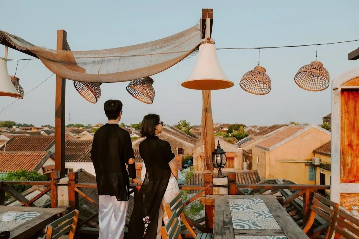 Me Hoi An Rooftop Coffee & Kitchen is one of the popular rooftop cafes with beautiful views in Hoi An