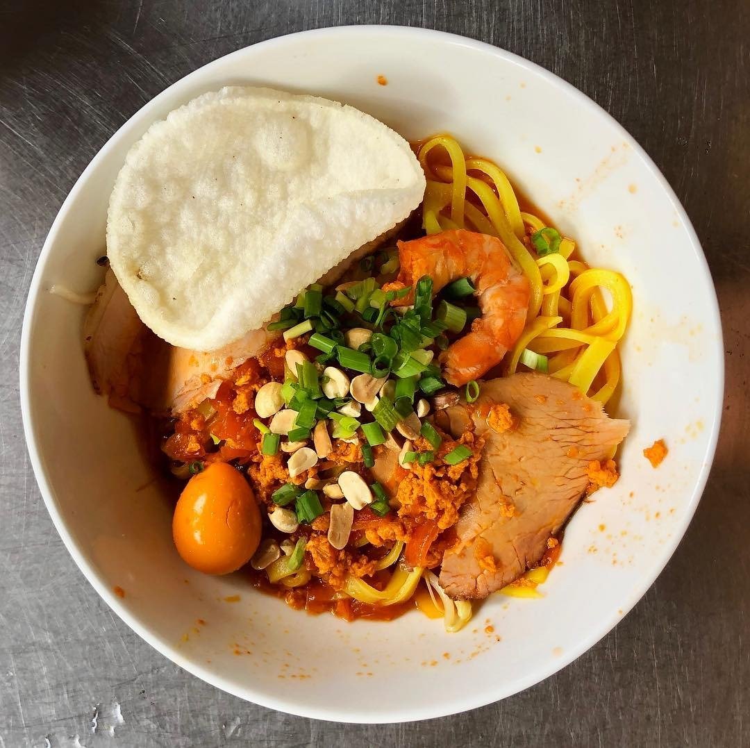 Mi Quang Ong Hai impresses with flavorful shrimp and pork, vibrant colors, and the rustic character of Hoi An