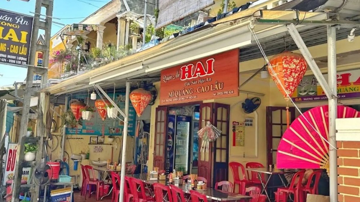 Ong Hai Cao Lau is ideal for travelers seeking an affordable, genuinely local bowl