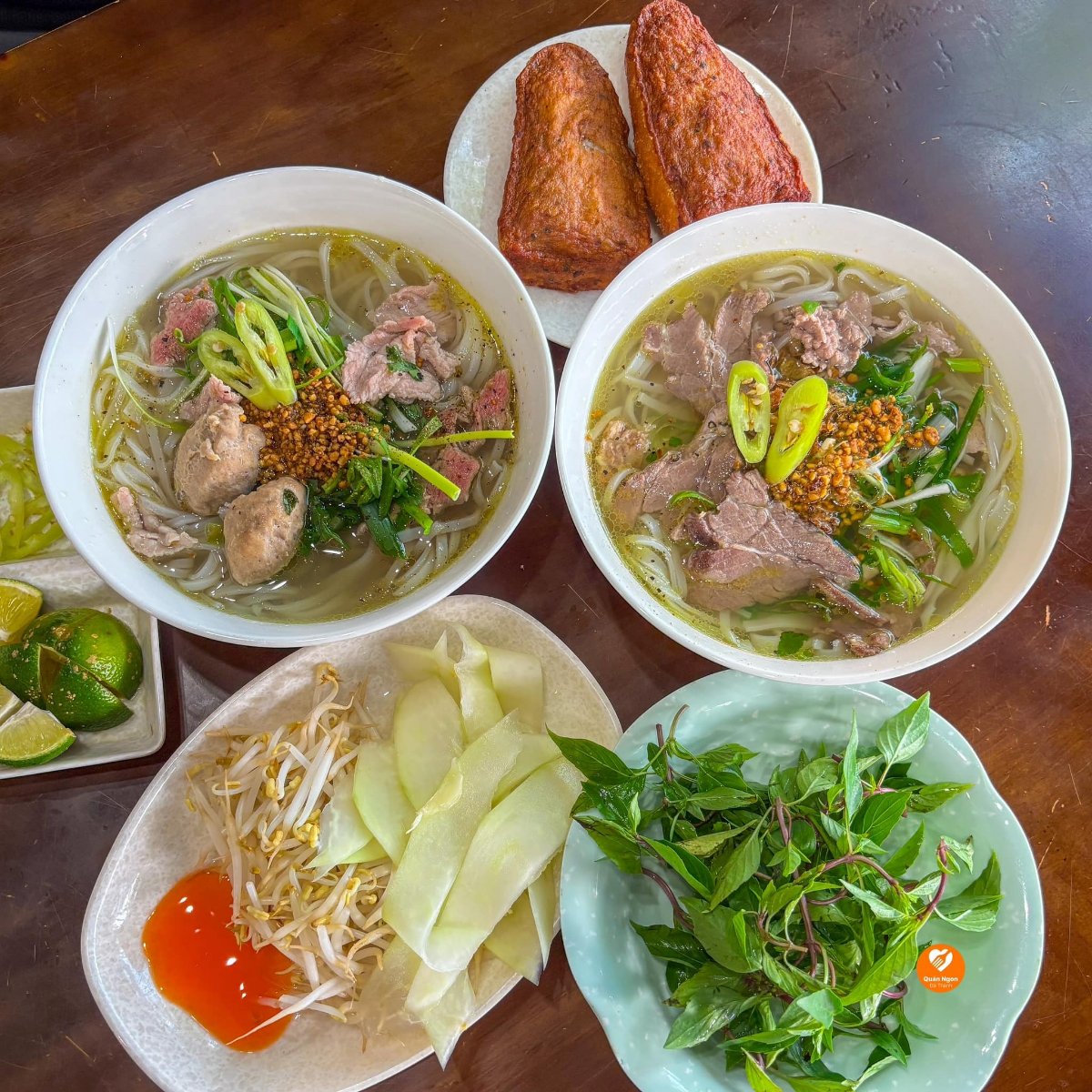 Pho Lien Nga reflects Hoi An’s long-standing pho tradition with rich broth, pickled papaya, fresh herbs, and aromatic stir-fried chili sauce.