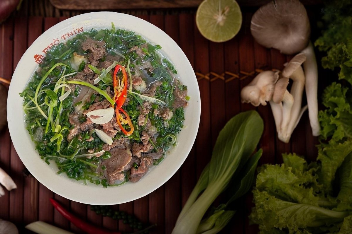 Stir-fried rare beef pho at Pho Thin Hoi An, featuring savory beef, fragrant scallions, and a distinctive Northern Vietnamese flavor