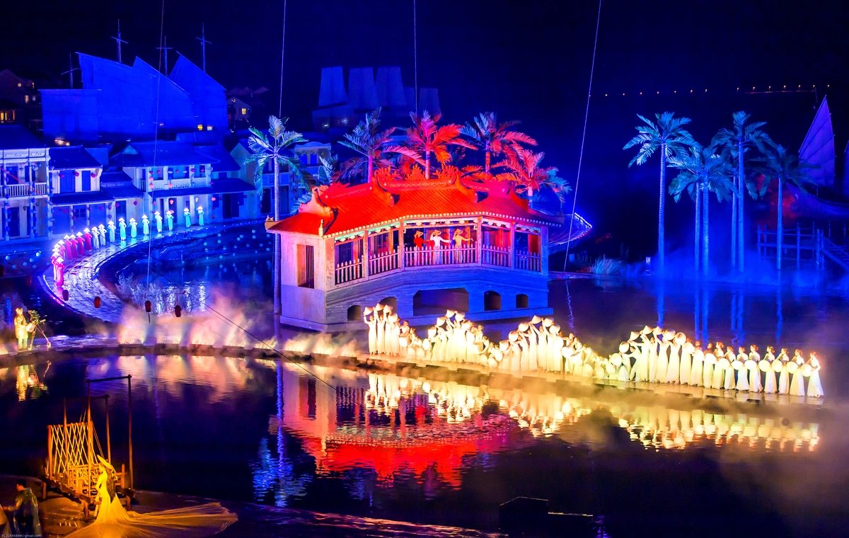 This outdoor visual art show combines impressive lighting and performing arts.